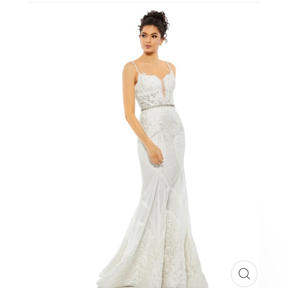 EMBROIDERED SLEEVELESS PLUNGE NECK TRUMPET GOWN
